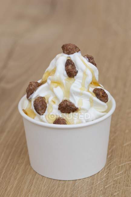 Yogurt congelato in tazza — Foto stock