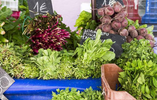 Légumes sur stand au marché — Photo de stock