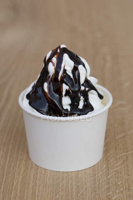Frozen yoghurt in cup — Stock Photo