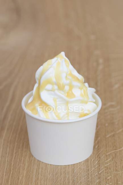Замороженный йогурт в чашке — стоковое фото
