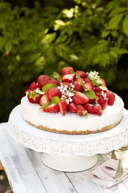Creamy cheesecake with strawberries — Stock Photo