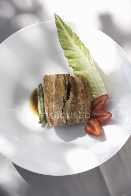 Ventre de porc frit sur haricots verts — Photo de stock