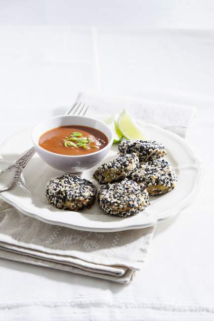 Linsen- und Pilzpastete mit roter Currysoße auf weißem Teller mit Gabel über Handtuch — Stockfoto