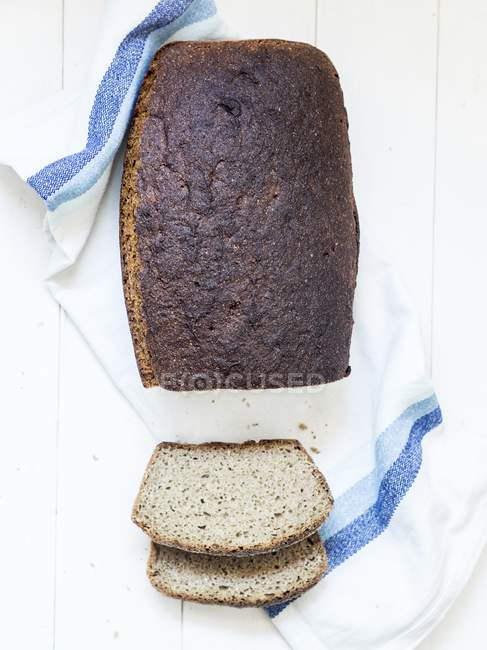 Pan de centeno sobre toalla - foto de stock