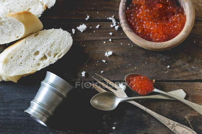 Caviar rojo en tazón - foto de stock
