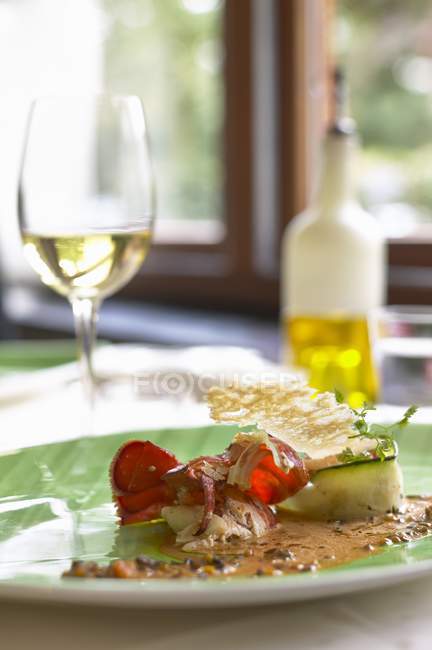 Variações sobre lagosta e abobrinha em prato verde sobre mesa — Fotografia de Stock