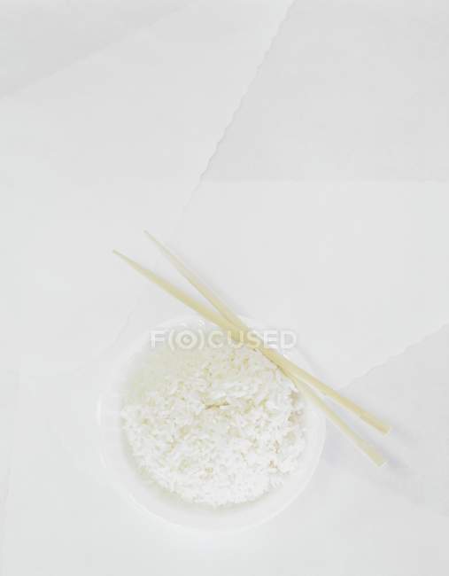 Riz étuvé dans un bol blanc — Photo de stock