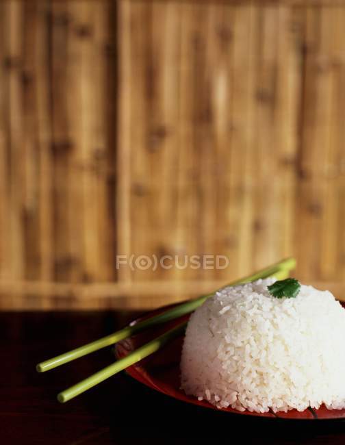 Рис на пару в красной чаше — стоковое фото