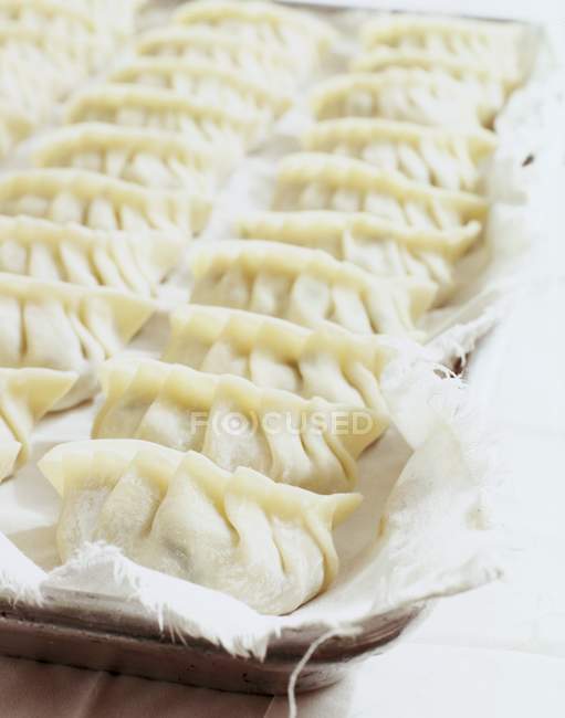 Parcelas de pasta cruda - foto de stock