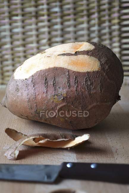 Teilweise geschälte Süßkartoffeln — Stockfoto