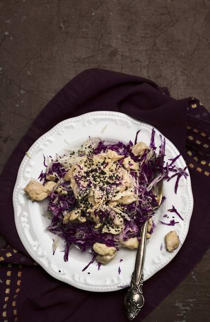Top view of red cabbage salad with chicken and sesame seeds — Stock Photo