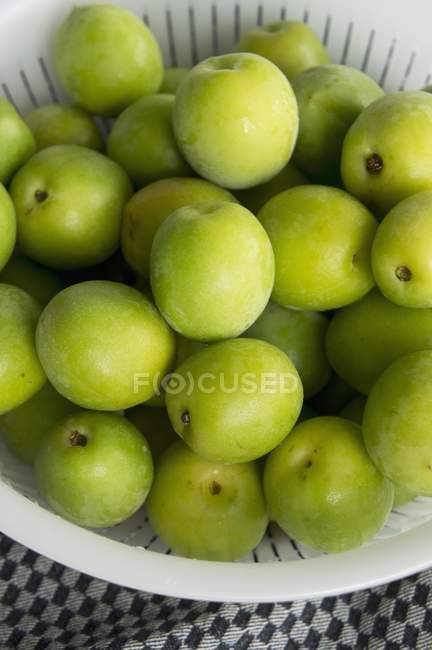 Fruits frais en passoire — Photo de stock