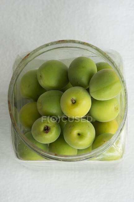 Ume frutas sendo preservadas com açúcar — Fotografia de Stock