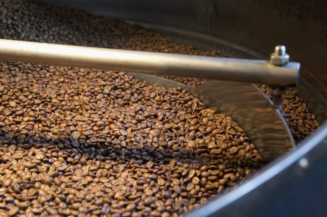 Torréfaction des grains de café — Photo de stock