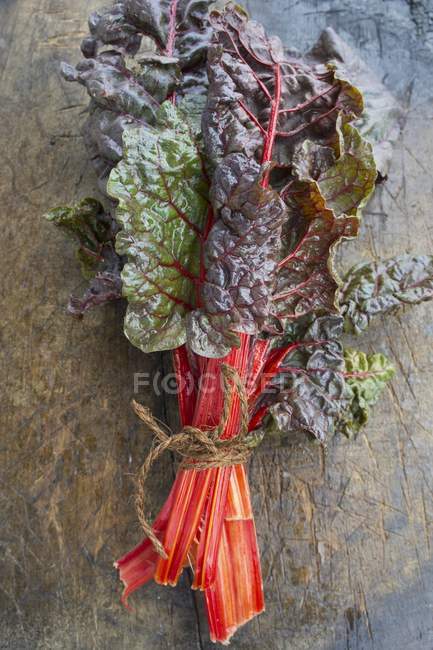 Кучка красных мангольдов — стоковое фото