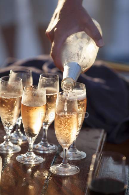Шампанське вливають у келихи — стокове фото