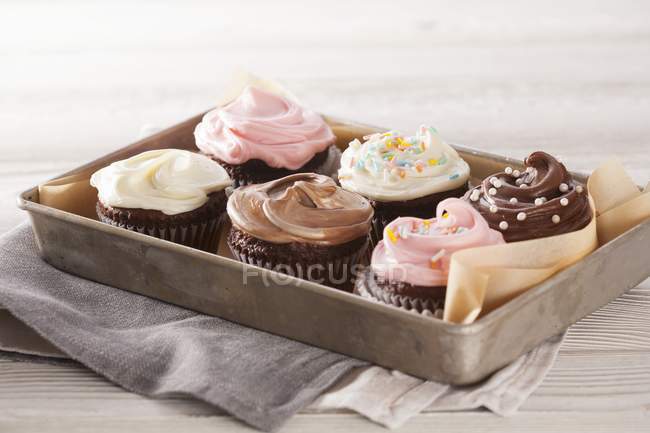 Bandeja de cupcakes decorados - foto de stock