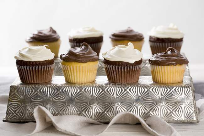 Vanilla and chocolate cupcakes — Stock Photo
