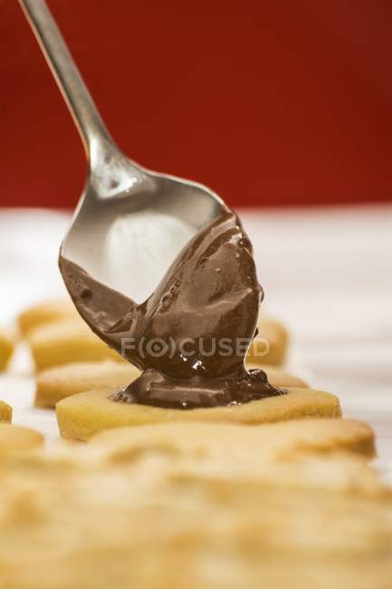 Nougat espalhado em biscoitos — Fotografia de Stock