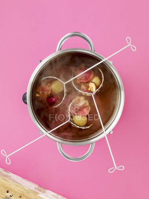 Vue du dessus du bouillon de boeuf dans une casserole avec tamis — Photo de stock