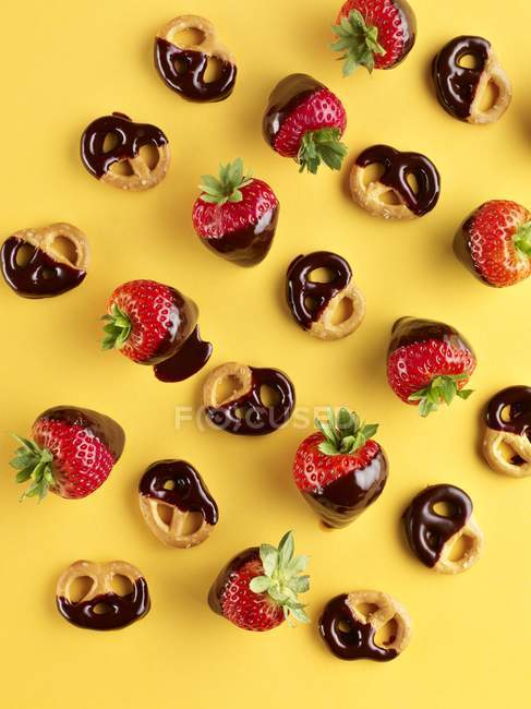 Chocolate pretzels and strawberries — Stock Photo