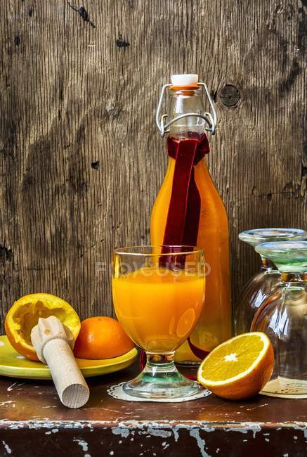 Suco de laranja em vidro — Fotografia de Stock