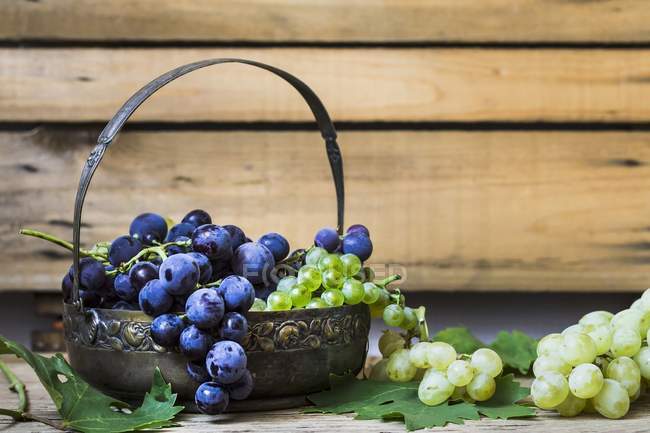 Red and green grapes — Stock Photo