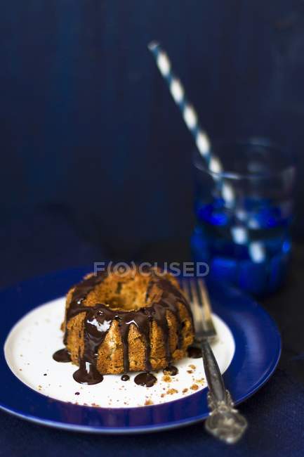 Mini Bundt cake with chocolate sauce — Stock Photo