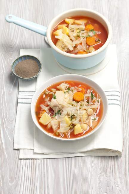 White cabbage soup with tomatoes — Stock Photo