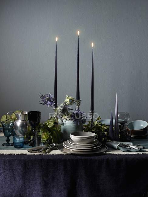 Uma mesa festiva com flores decoradas em tons escuros — Fotografia de Stock