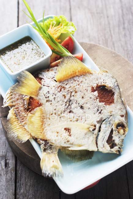 Жареная рыба с морепродуктами — стоковое фото