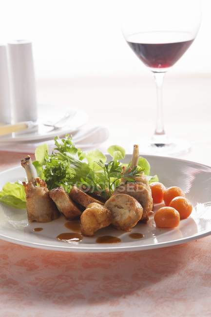 Elevated view of stuffed chicken legs with salad — Stock Photo