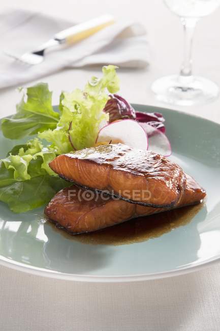 Teriyaki de salmão com alface — Fotografia de Stock