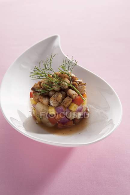 Жареная рыба с фруктовой сальсой на белой тарелке — стоковое фото