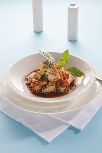 Snapper rosso al forno in salsa di pomodoro su piatto bianco — Foto stock