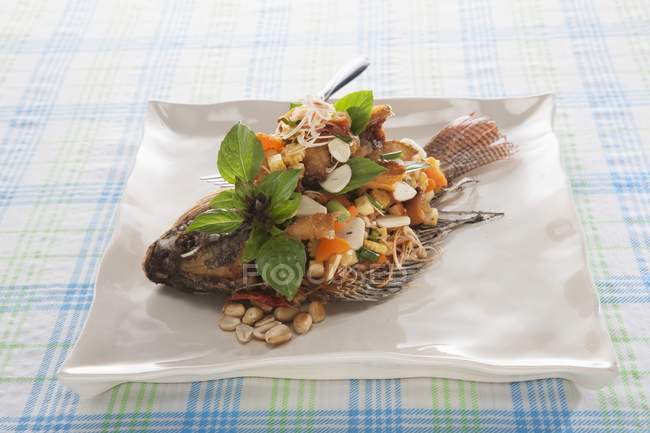Pescado frito con ensalada de hierbas picantes - foto de stock