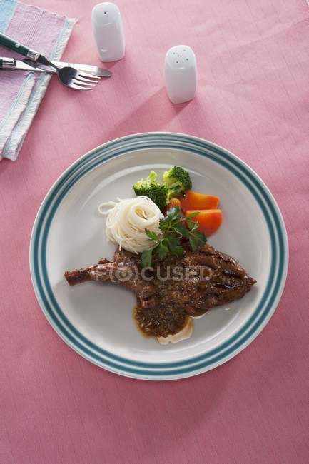 Costeleta de porco com macarrão — Fotografia de Stock
