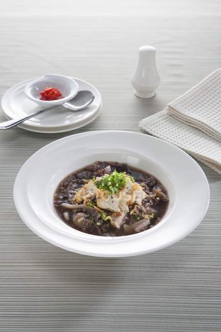 Vue surélevée sur la bouillie aux grains, les champignons Shiitake et le tofu — Photo de stock