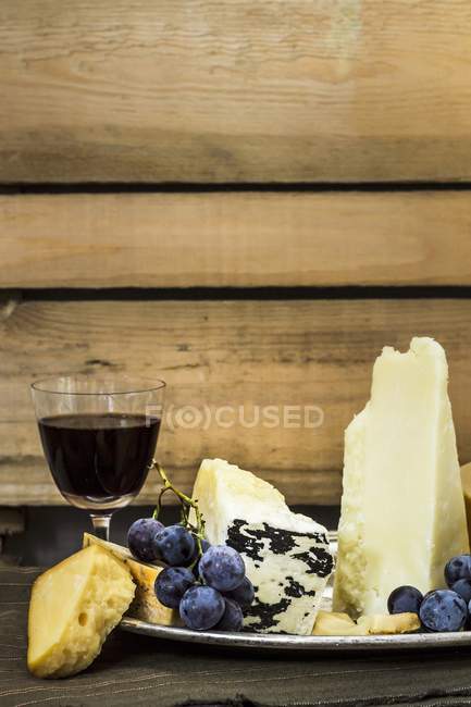 Käseplatte mit Trauben — Stockfoto