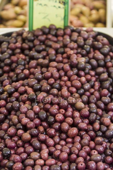 Маринований червоний оливки — стокове фото
