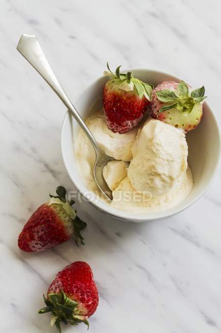 Vanilla ice cream with fresh strawberries — Stock Photo