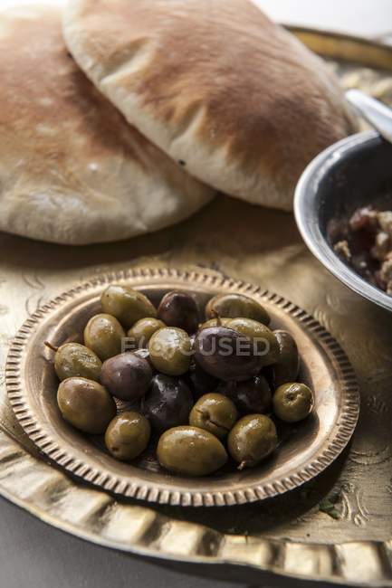 Marinierte grüne und schwarze Oliven — Stockfoto
