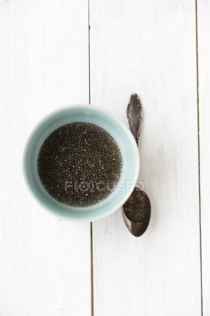 Vista superior de sementes de Chia em tigela de água — Fotografia de Stock