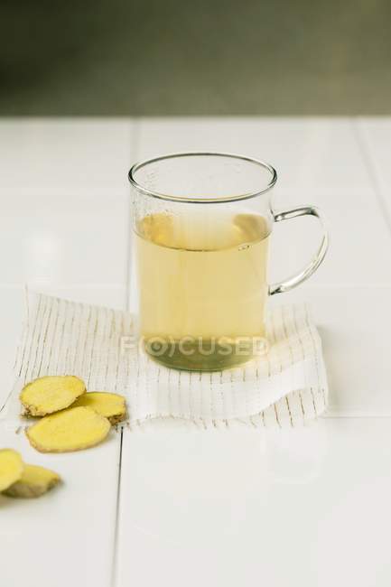 Thé au gingembre en tasse de verre — Photo de stock