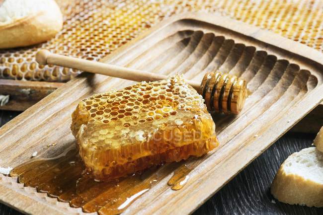 Panal con cuchara de miel - foto de stock