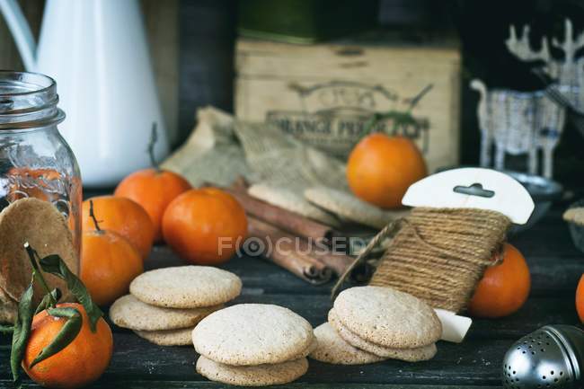 Almond cookies and mandarins — Stock Photo