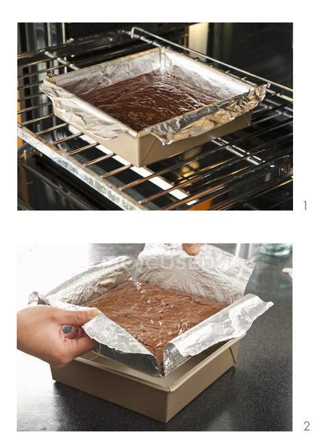 Brownies backen in einer mit Folie ausgekleideten Pfanne — Stockfoto