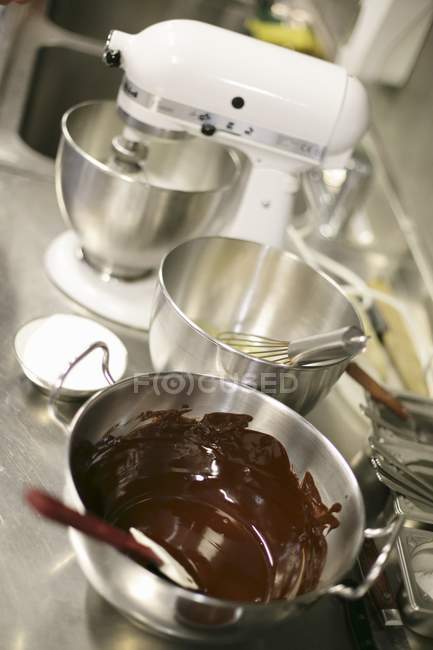Primo piano vista della salsa di cioccolato in ciotola di miscelazione di metallo — Foto stock
