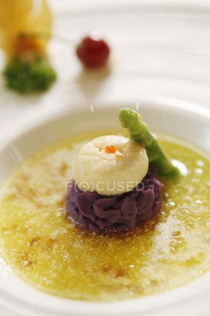Пурпурная картофельная треска на белой тарелке — стоковое фото