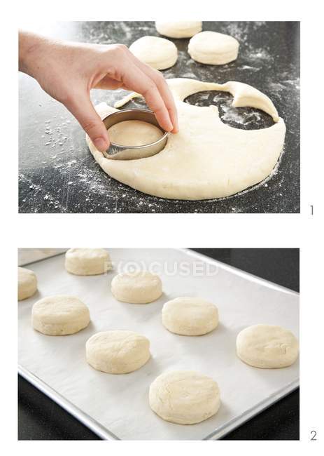 Fazendo biscoitos de creme — Fotografia de Stock